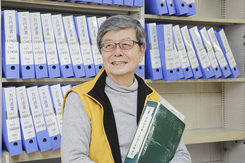 2007～2014年の選書カルテのファイルを手にする岩田さん。最初の7年間は鳴かず飛ばずで、カルテはファイル1冊分の量に過ぎなかった