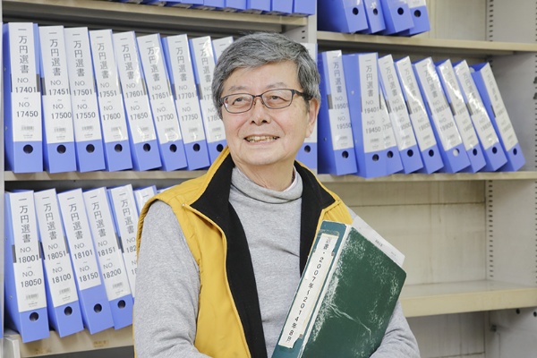 2007~2014年の選書カルテのファイルを手にする岩田さん。最初の7年間は鳴かず飛ばずで、カルテはファイル1冊分の量に過ぎなかった 2007~2014年の選書カルテのファイルを手にする岩田さん。最初の7年間は鳴かず飛ばずで、カルテはファイル1冊分の量に過ぎなかった