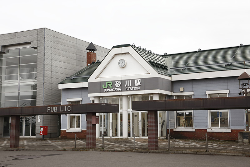 砂川駅は札幌駅から特急列車に乗って46分で着く