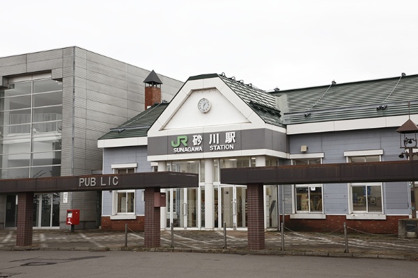 砂川駅は札幌駅から特急列車に乗って46分で着く 砂川駅は札幌駅から特急列車に乗って46分で着く