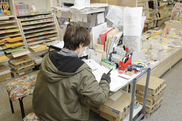お客様とのやり取りや抽選、梱包作業は2人のスタッフが担当している お客様とのやり取りや抽選、梱包作業は2人のスタッフが担当している