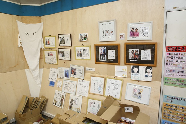 当店を訪問した作家や著名人の色紙や写真 当店を訪問した作家や著名人の色紙や写真