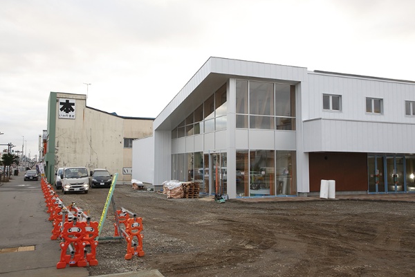 以前パチンコ店だったいわた書店の隣地では、砂川市まちなか交流施設「すないる」が建設中。施設内には岩田さんの書棚も設置されるとのこと 以前パチンコ店だったいわた書店の隣地では、砂川市まちなか交流施設「すないる」が建設中。施設内には岩田さんの書棚も設置されるとのこと