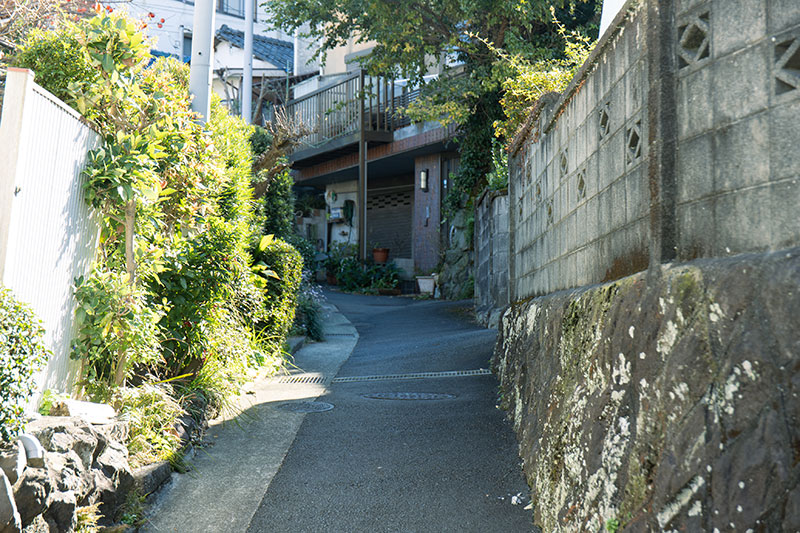 真鶴の町はそこかしこに狭い路地と坂道がある