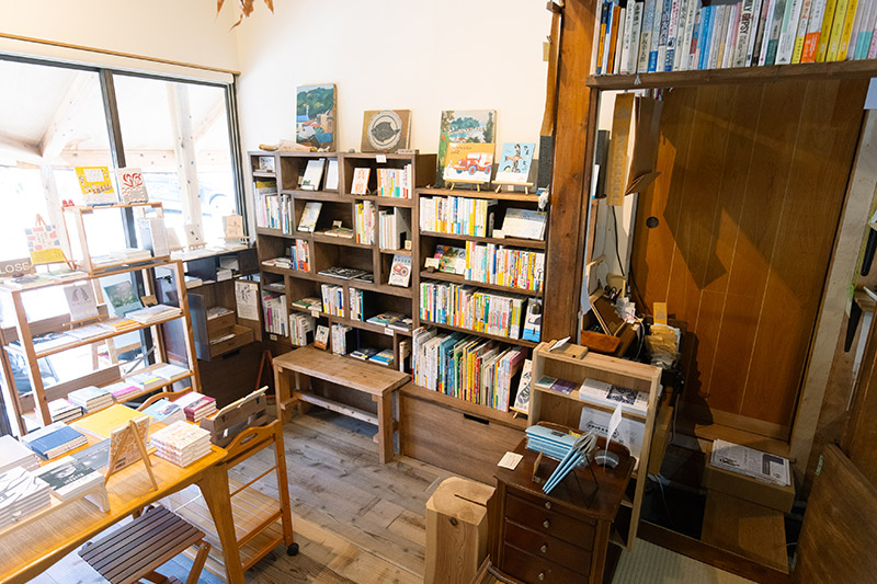 土間と畳の部屋をうまく使った店内