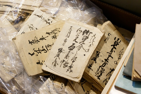 庄内各地で発見された古文書が山積みに 庄内各地で発見された古文書が山積みに