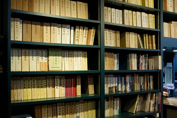 手書きの資料は専門家によって解読され、村史・町史・郷史等にまとめられる 手書きの資料は専門家によって解読され、村史・町史・郷史等にまとめられる