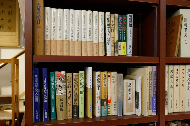 石原莞爾選集と関連書、大川周明の著作が並ぶ