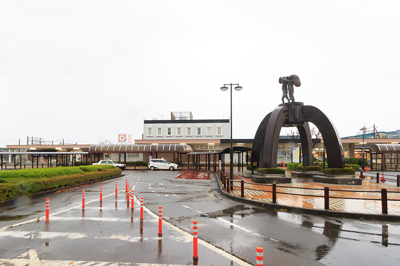 JR鶴岡駅前。稲束を担ぐ人のモニュメントがある