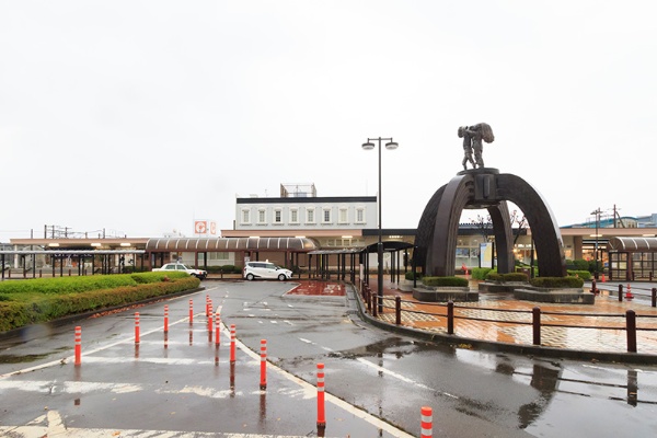 JR鶴岡駅前。稲束を担ぐ人のモニュメントがある JR鶴岡駅前。稲束を担ぐ人のモニュメントがある