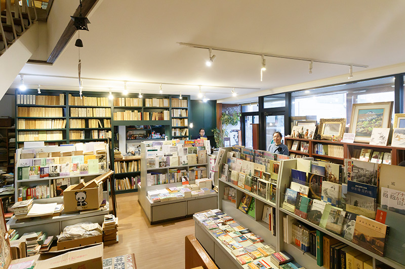 阿部久書店の1階。右奥は阿部恩さん