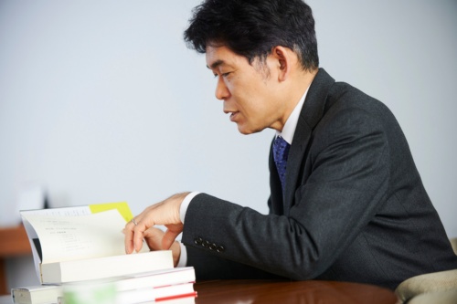 「本を読めば自分の知らない世界に触れることができます」と話す柳川範之さん