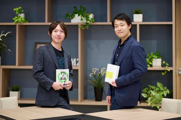『1%の革命』を持つ安野貴博さん(写真左)と『きみに冷笑は似合わない。』を持つ山田尚史さん