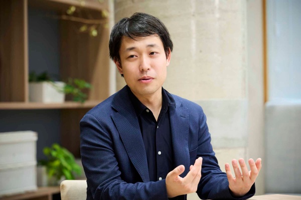 「AIがたくさん出力した中から面白いものを拾い出すのも才能の一つ」と話す山田さん