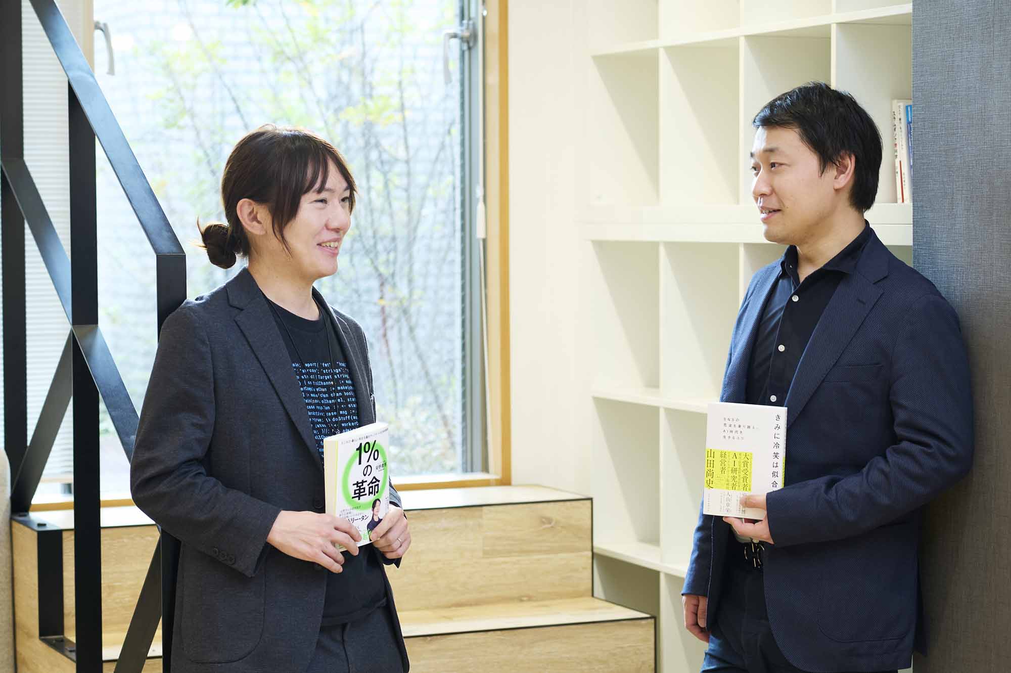 『1％の革命』を持つ安野貴博さん（写真左）と『きみに冷笑は似合わない。』を持つ山田尚史さん