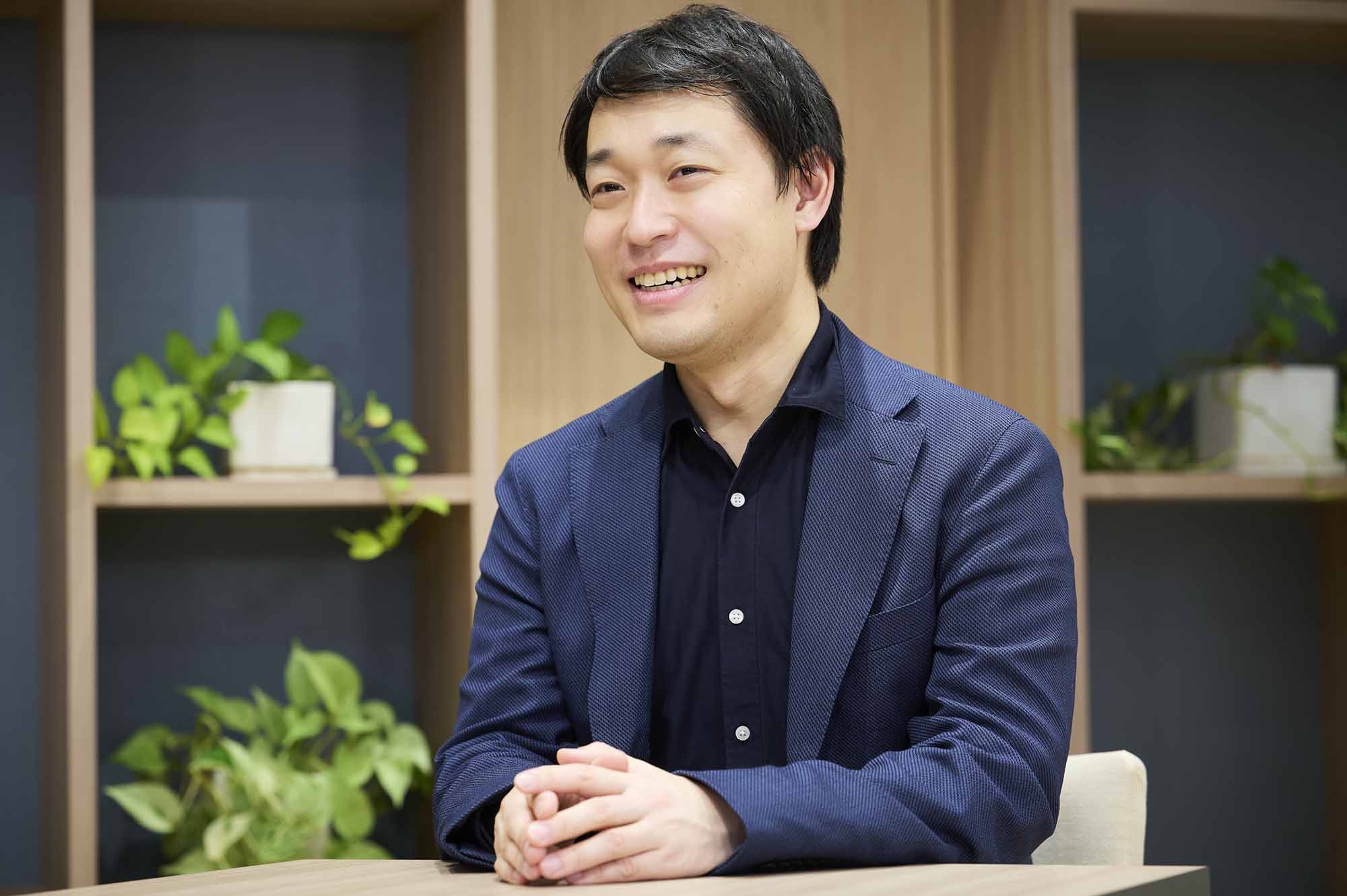 「たくさん本を読んでいる人が薦める本はその場で買って帰りの電車で読む」と話す山田さん