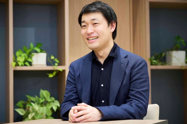「たくさん本を読んでいる人が薦める本はその場で買って帰りの電車で読む」と話す山田さん