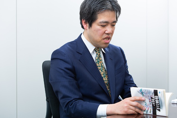 「この1年でいちばん面白かった本です」と話す熊野英生さん 「この1年でいちばん面白かった本です」と話す熊野英生さん