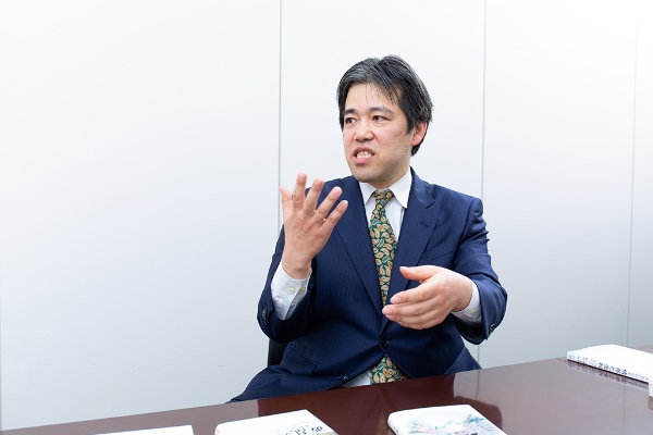 マイナス金利政策の功罪を理論的に解説した『金利と経済』 「先が見えないなかでも、手掛かりがあれば落ち着いて考えられます」