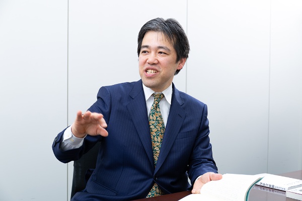 「グリーンスパンへの評価はリーマンショックで一変しました」と話す熊野英生さん 2