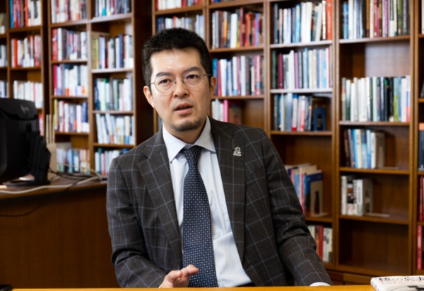 「ロシアが始めてしまったのは古くさい戦争です」と語る小泉悠さん