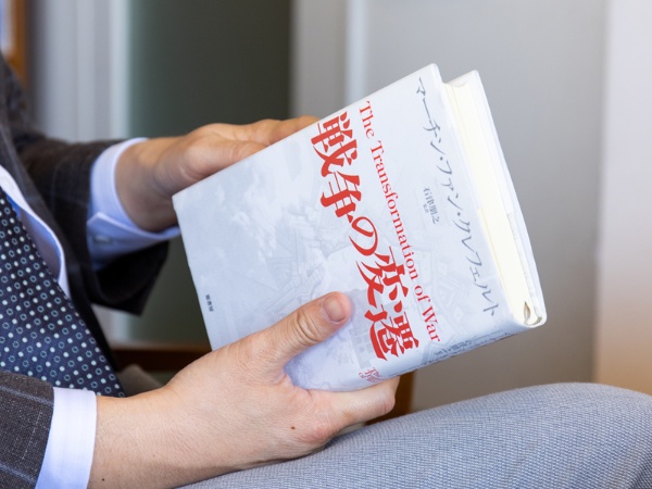 「これからは中世や近世の戦争パターンに近づく」と述べる『戦争の変遷』