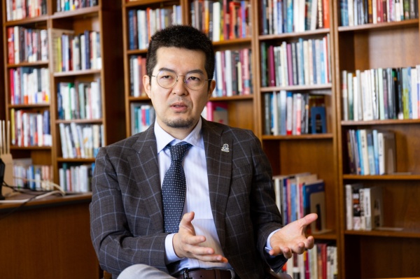 「クレフェルトの戦争観は、その後の戦争論に大きな影響をもたらしました」と語る小泉悠さん