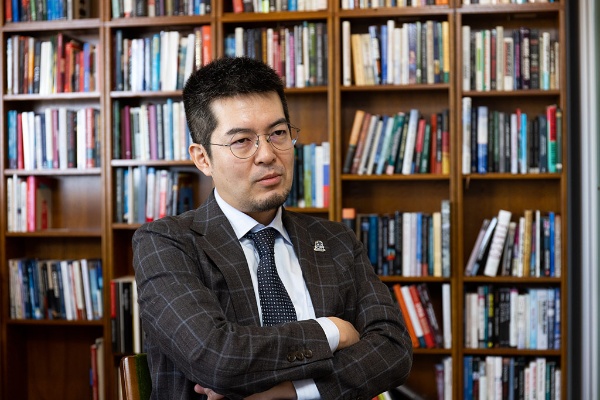 「独裁者が率いる国に対して、ハイブリッド戦争はどこまで効果があるのでしょうか」と話す小泉悠さん 「独裁者が率いる国に対して、ハイブリッド戦争はどこまで効果があるのでしょうか」と話す小泉悠さん