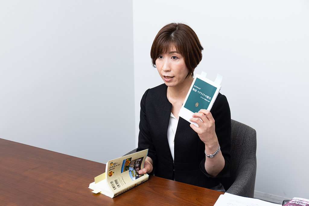 「歴史をたどればウクライナが徹底抗戦する理由が見えてきます」と話す吉岡明子さん 「歴史をたどればウクライナが徹底抗戦する理由が見えてきます」と話す吉岡明子さん