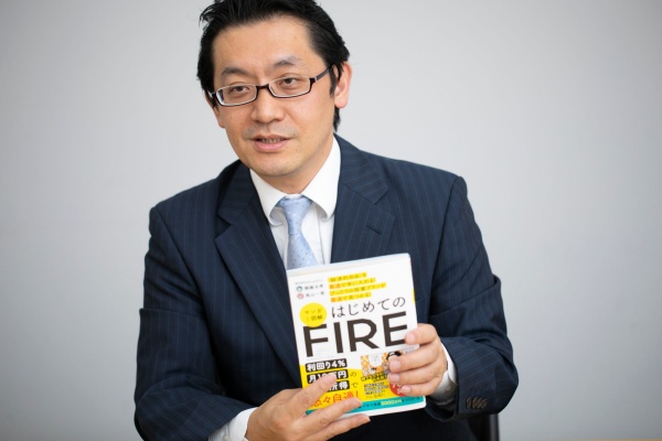 「『マンガと図解　はじめてのFIRE』ではサイドFIREを提案しています」と話す山崎さん
