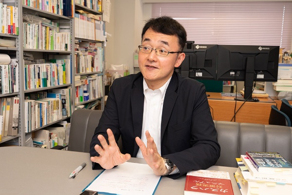 カスハラ対策関連の法改正などにも関わってきた原昌登さん カスハラ対策関連の法改正などにも関わってきた原昌登さん