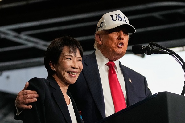 米原子力空母「ジョージ・ワシントン」に並び立つトランプ氏と高市氏(AP/アフロ)