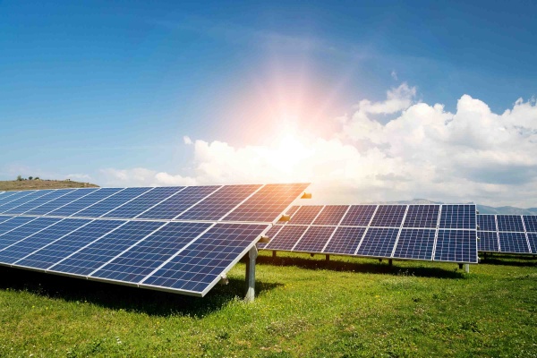 太陽光発電をどれだけ導入できるかが目標達成を大きく左右する(写真/shutterstock)