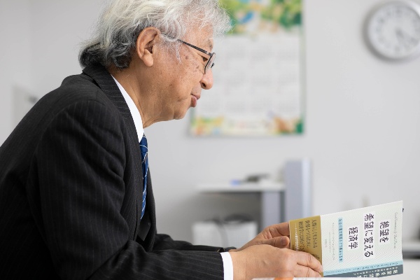 「本書を読みながら、多くの発見がありました」と話す伊藤元重さん