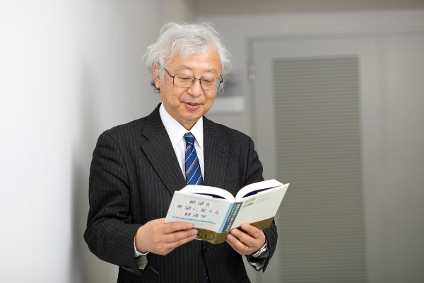 「いい本は繰り返し読む」と話す伊藤さん