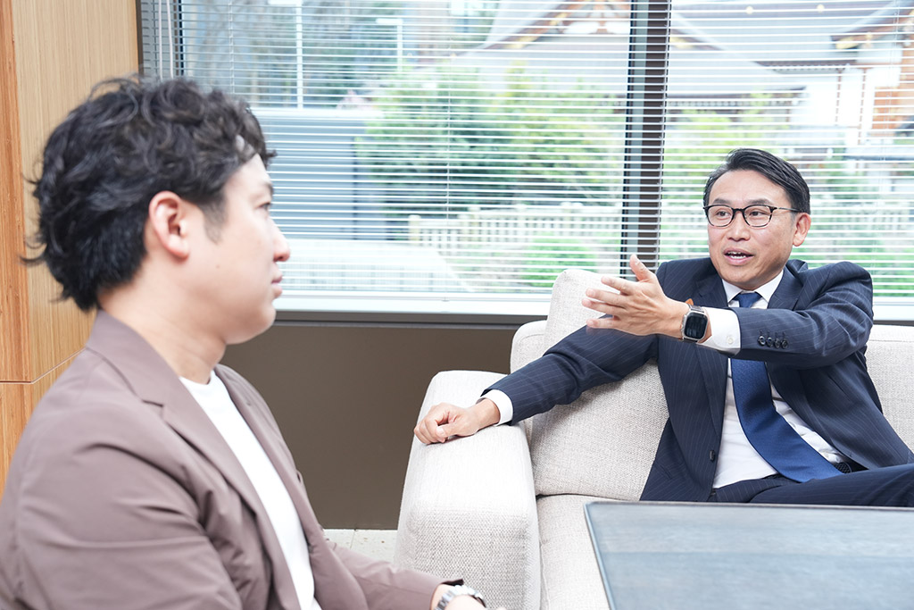 「ビジネスの変数は無数にあるが『価格差をつけている理由」は複雑ではない』と話す小澤さん（右）