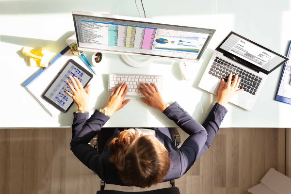 マルチタスクは仕事の成果を落とすことが、様々な研究で実証されている(写真:Andrey Popov/stock.adobe.com)