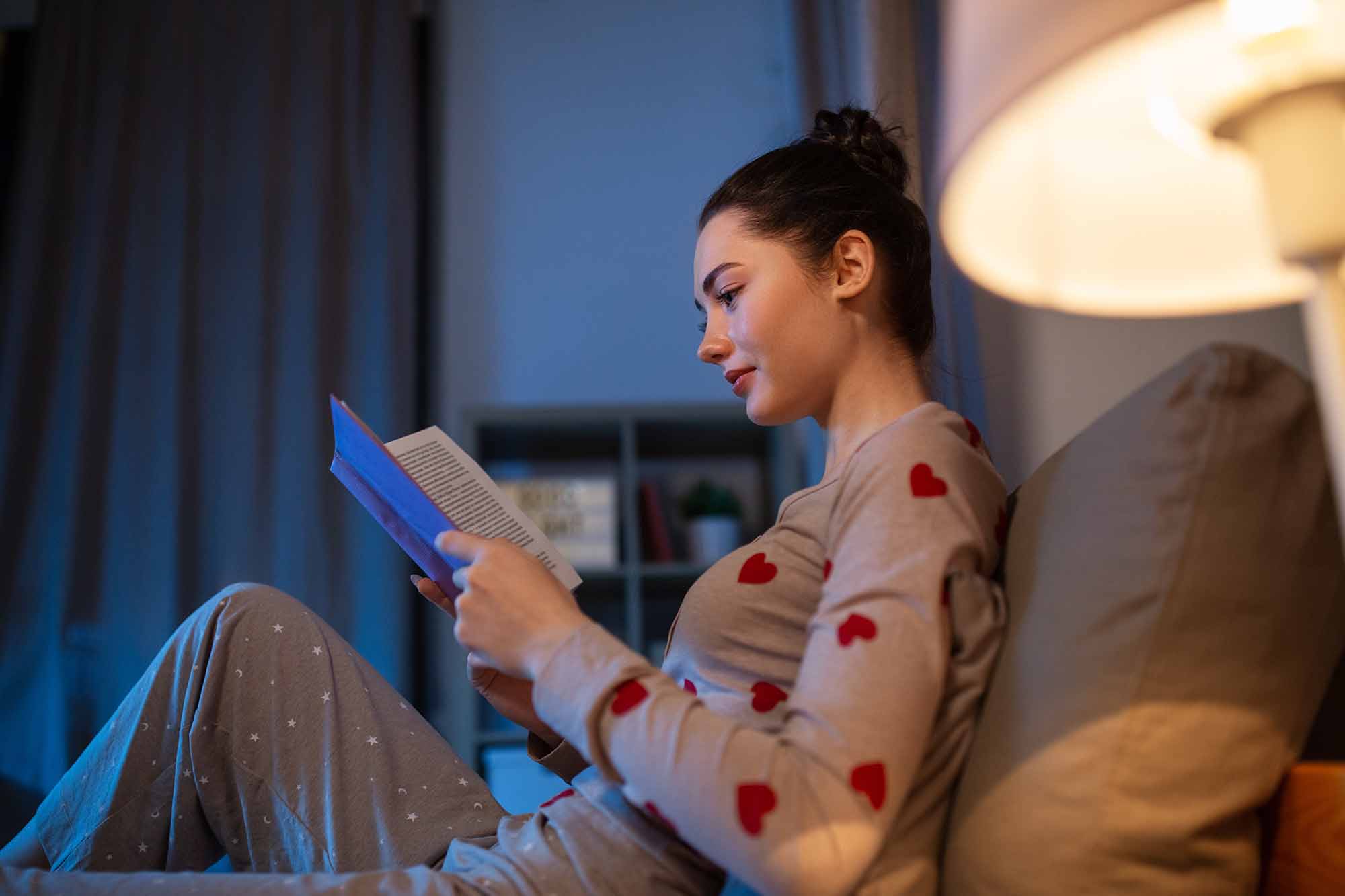 寝る前に本を読んでいるなどの明確なイメージが、大切な動機づけになる（写真：Syda Productions／stock.adobe.com）