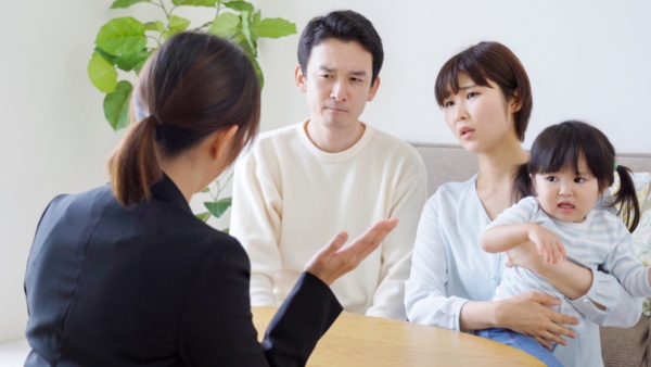 「会社の取り分」を尋ねることで、生保の販売員を退散させることができる(polkadot_photo/Shutterstock.com)