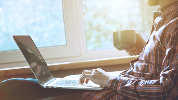 なるべく長く働くことで、老後不安は軽減される(Ivan Kruk/shutterstock.com)