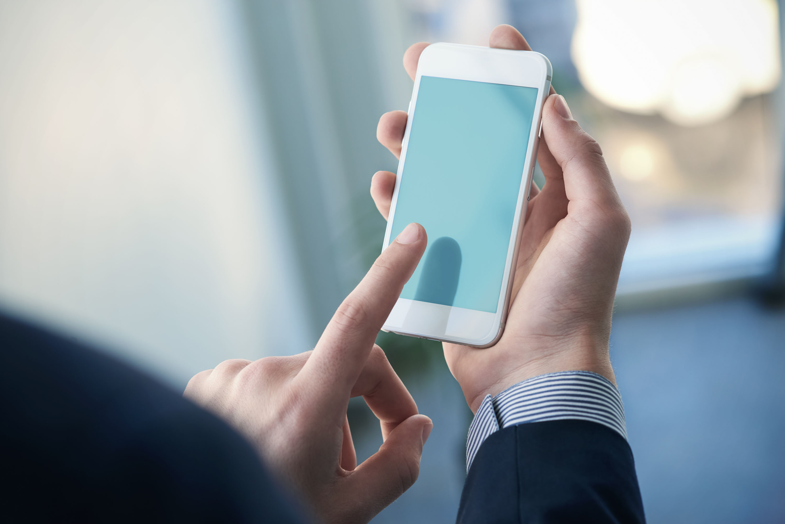 スマートフォンを生産する企業の活動をバリューチェーンに分解すると、各社の競争優位が見えてくる(写真/Shutterstock)