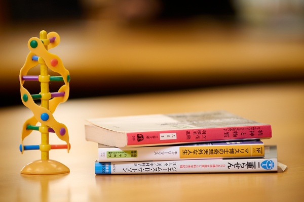 藤井さんが持参してくれた3冊。いずれも分子生物学の研究についての書。らせんの模型は研究室に置いてあるもの 藤井さんが持参してくれた3冊。いずれも分子生物学の研究についての書。らせんの模型は研究室に置いてあるもの