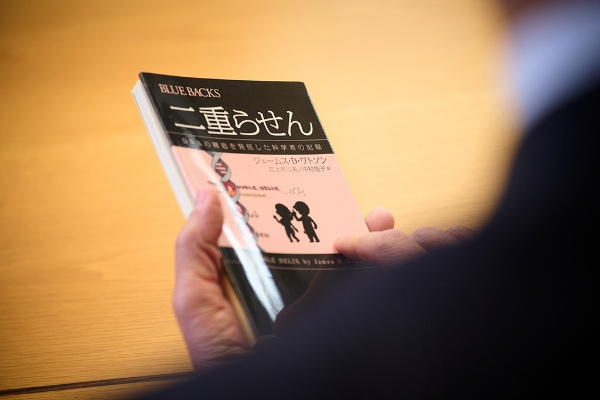 DNAが二重らせんであることを解明したジェームズ・D・ワトソンとフランシス・クリック。『二重らせん』では、2人がひたすら周囲を巻き込み、とことん議論を交わし続けた様子が描かれている DNAが二重らせんであることを解明したジェームズ・D・ワトソンとフランシス・クリック。『二重らせん』では、2人がひたすら周囲を巻き込み、とことん議論を交わし続けた様子が描かれている