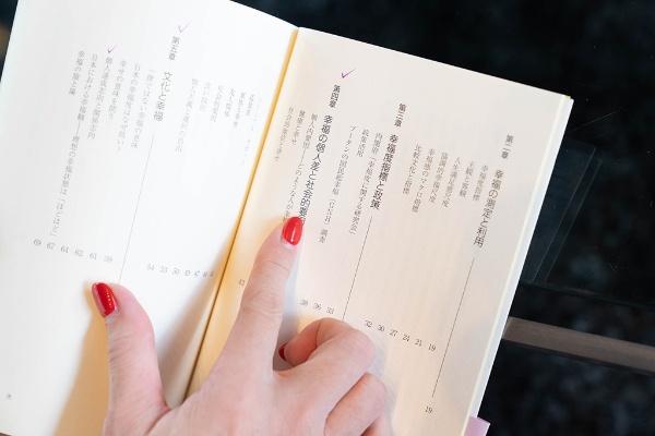 「どの本も『仕事と幸せ』の関係性について書かれている箇所に大きな学びがありました。線を引いたり、付せんを貼ったりしていますね」 「どの本も『仕事と幸せ』の関係性について書かれている箇所に大きな学びがありました。線を引いたり、付せんを貼ったりしていますね」