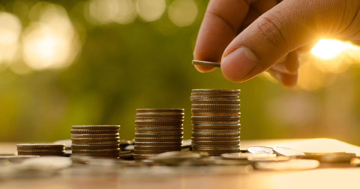 今ある100万円と5年後にもらえる100万円、どちらが望ましいのか(Singkham/shutterstock.com)