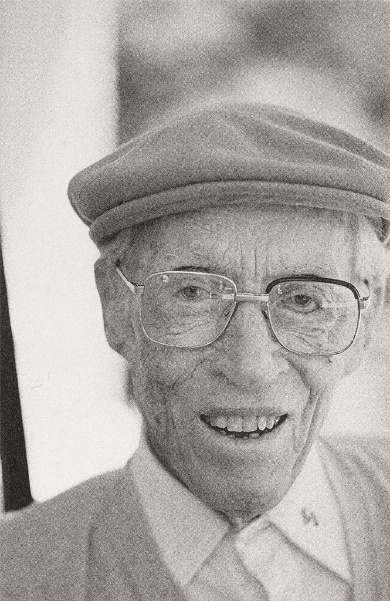 ハーヴィー・ペニック(Harvey Penick) 1904年生まれ。バイロン・ネルソンらとツアープロとして活躍した後、全米初のティーチングプロとなる。テキサス大学ゴルフ部のコーチを長く務め、20回もの全国優勝を成し遂げる。レッスンの神様としてトム・カイトやベン・クレンショーなど数多くのトッププロを育てた。(写真/『ゴルフレッスンの神様 ハーヴィー・ペニックのレッド・ブック』より) ハーヴィー・ペニック(Harvey Penick) 1904年生まれ。バイロン・ネルソンらとツアープロとして活躍した後、全米初のティーチングプロとなる。テキサス大学ゴルフ部のコーチを長く務め、20回もの全国優勝を成し遂げる。レッスンの神様としてトム・カイトやベン・クレンショーなど数多くのトッププロを育てた。(写真/『ゴルフレッスンの神様 ハーヴィー・ペニックのレッド・ブック』より)