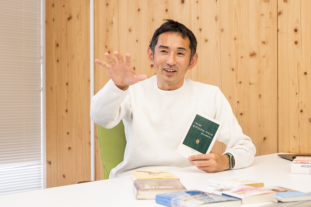 「本で大いなる謎を解明してください」と語る為末氏。 「本で大いなる謎を解明してください」と語る為末氏。