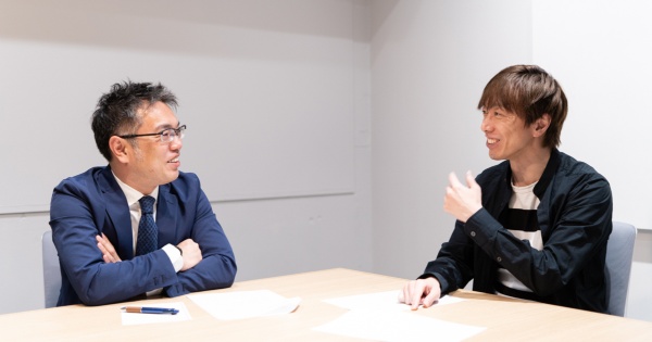 「長期的な信頼の獲得に経済学は役立つ」と語る両氏