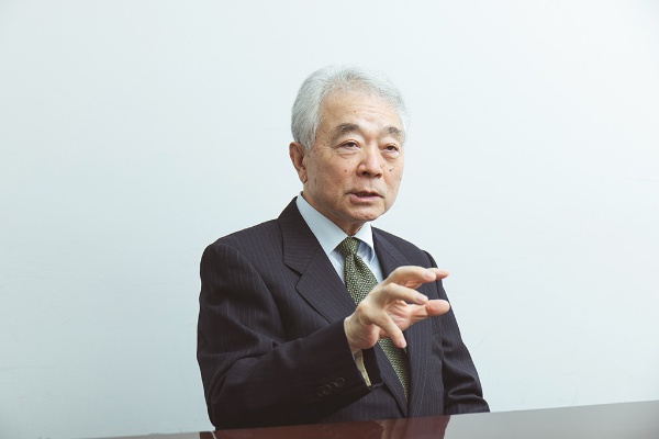 「いろいろな地図や地形を観察することによって見えてくることがあります」と話す金田さん 「いろいろな地図や地形を観察することによって見えてくることがあります」と話す金田さん