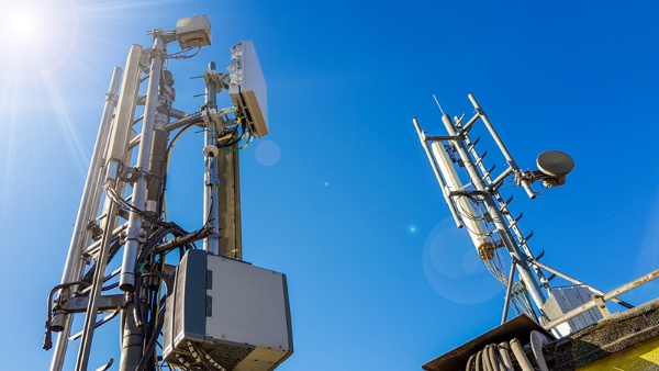 高速通信規格「5G」の地上局に使用する半導体を自動設計ツールで開発すると、開発期間を大幅に短縮できるという(写真:TPROduction/shutterstock.com)